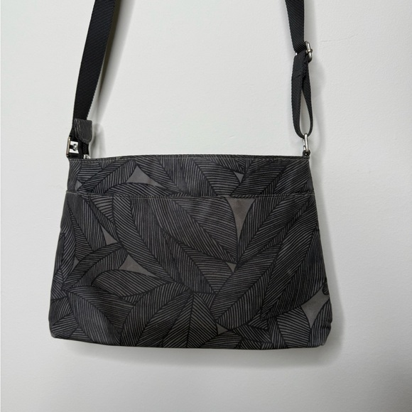 Baggallini Black Patterned All around Crossbody Bag - Picture 9 of 9